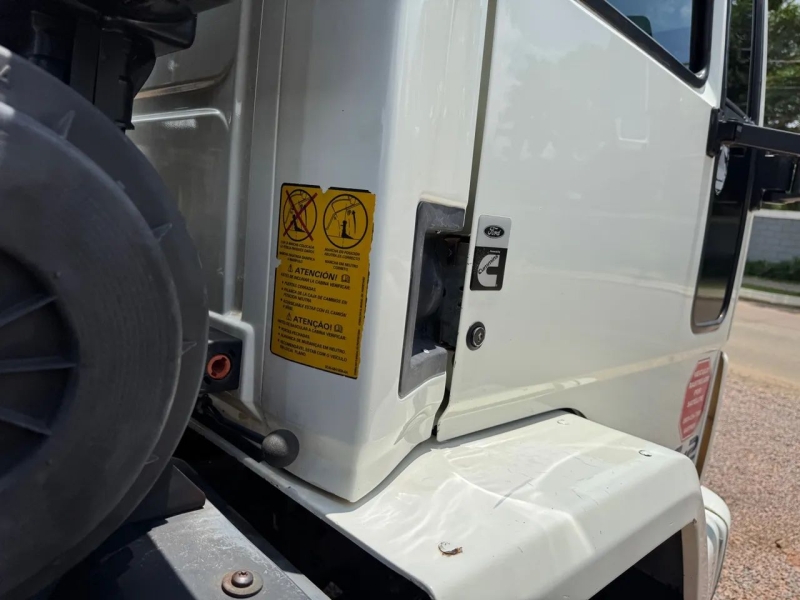 FORD CARGO 2428 E T 3-Eixos 2p (diesel)