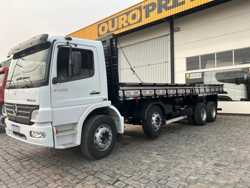 MERCEDES-BENZ Atego 2428 3-Eixos 2p (diesel)