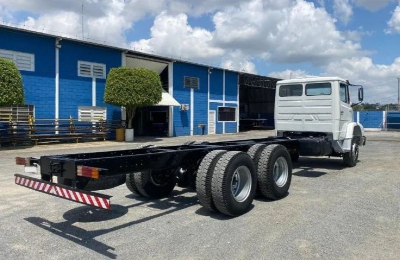 MERCEDES-BENZ L-2318 6x4 3-Eixos 2p (diesel)