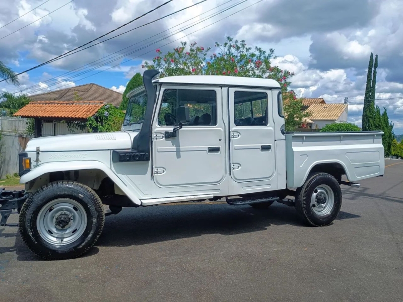 Toyota Band.Picape CD 4p Chassi Longo Diesel