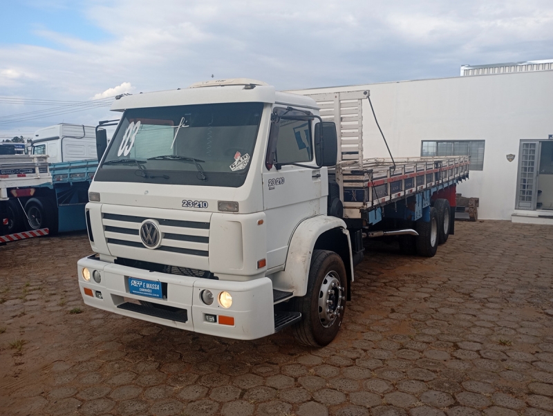 VOLKSWAGEN 23-210 6x2 3-Eixos 2p (diesel)