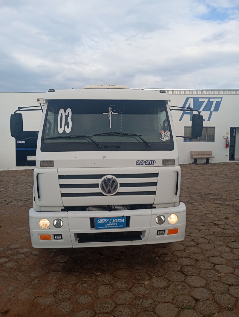 VOLKSWAGEN 23-210 6x2 3-Eixos 2p (diesel)
