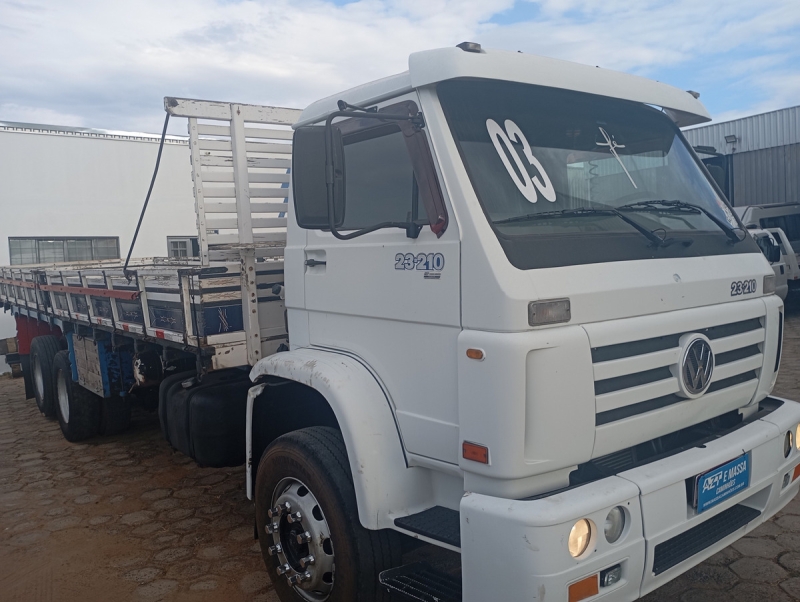 VOLKSWAGEN 23-210 6x2 3-Eixos 2p (diesel)
