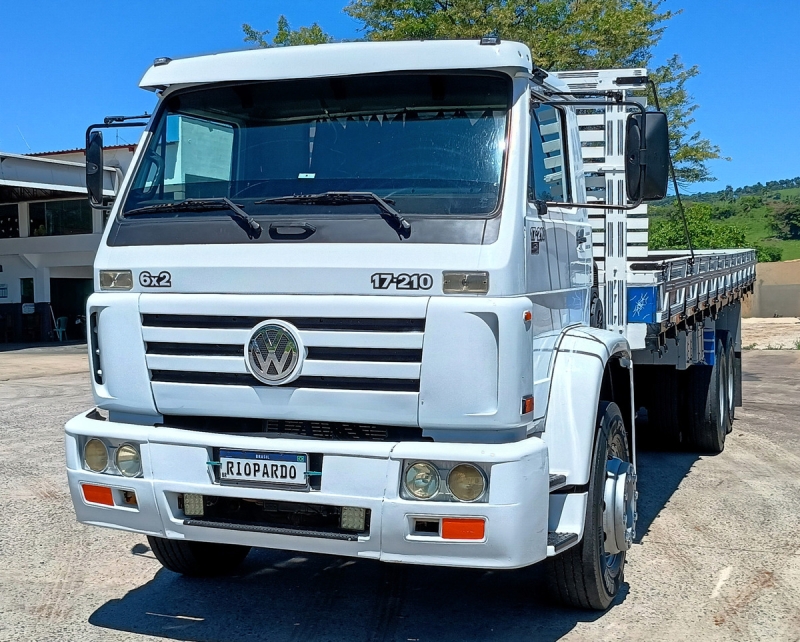VOLKSWAGEN 17-210 3-Eixos 2p (diesel)