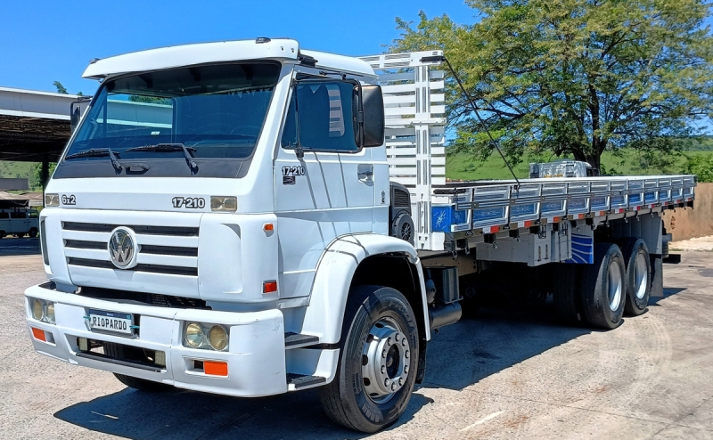 VOLKSWAGEN 17-210 3-Eixos 2p (diesel)