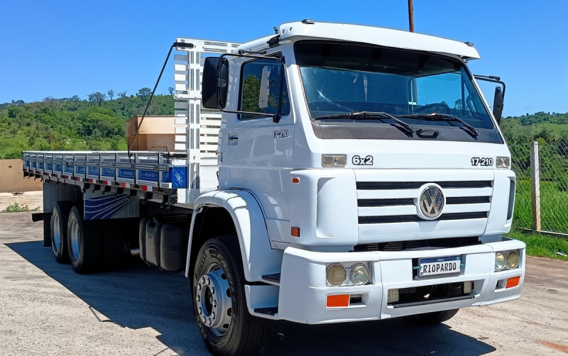 VOLKSWAGEN 17-210 3-Eixos 2p (diesel)