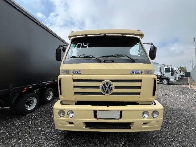 VOLKSWAGEN 23-220 6x2 3-Eixos 2p (diesel)