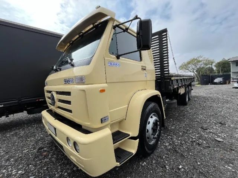 VOLKSWAGEN 23-220 6x2 3-Eixos 2p (diesel)