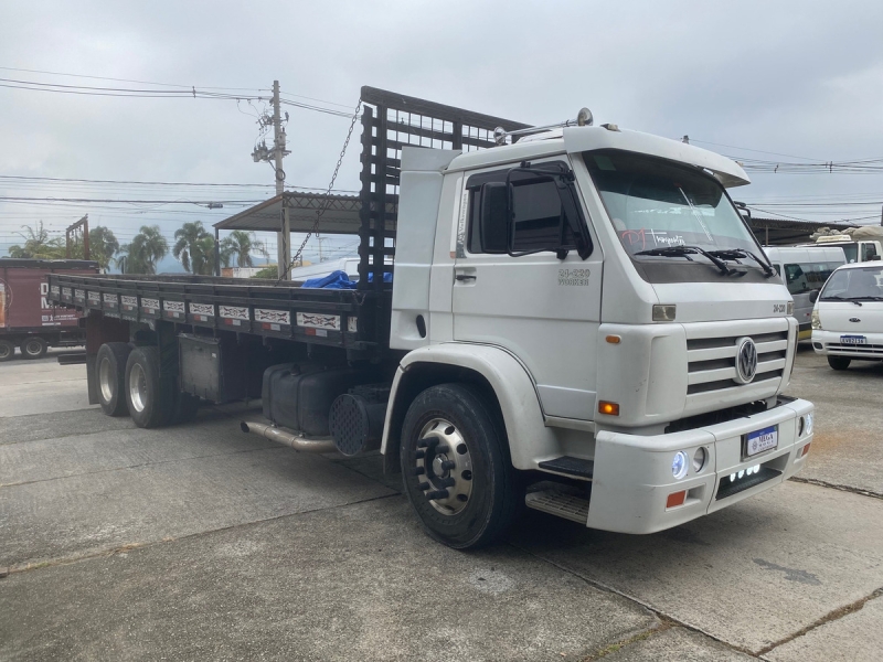 VOLKSWAGEN 24-220/24-220 Worker T 3-Eixos 2p (die.)