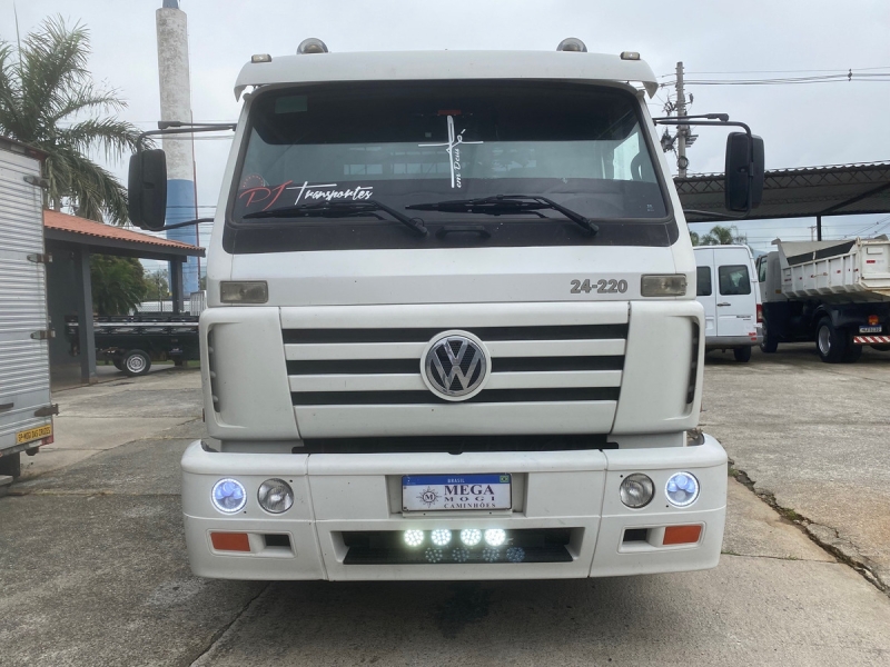 VOLKSWAGEN 24-220/24-220 Worker T 3-Eixos 2p (die.)