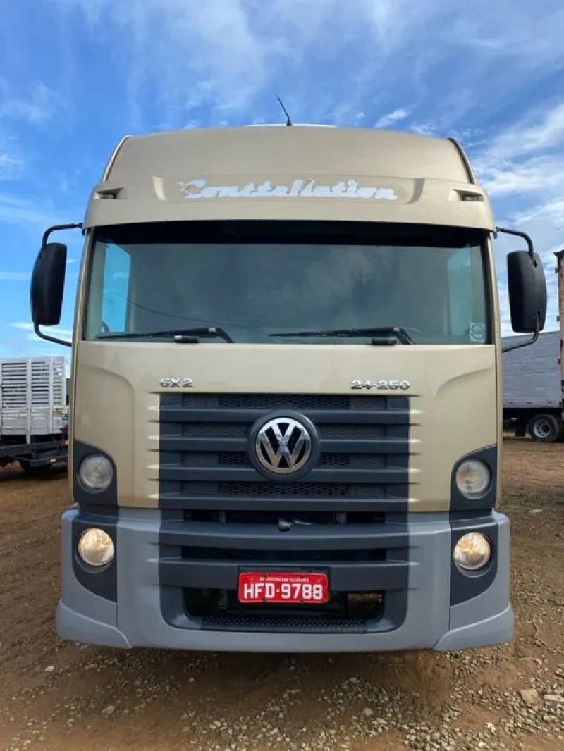 VOLKSWAGEN 24-250 E Constellation 3-Eixos 2p (diese