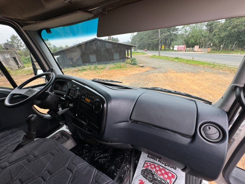 FORD CARGO 2428 E T 3-Eixos 2p (diesel)