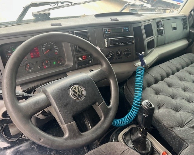 VOLKSWAGEN 24-250 E Constellation 3-Eixos 2p (diese