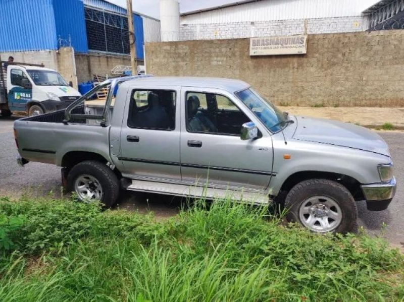Toyota Hilux CD SRV 4x2 3.0 8V 90cv Diesel