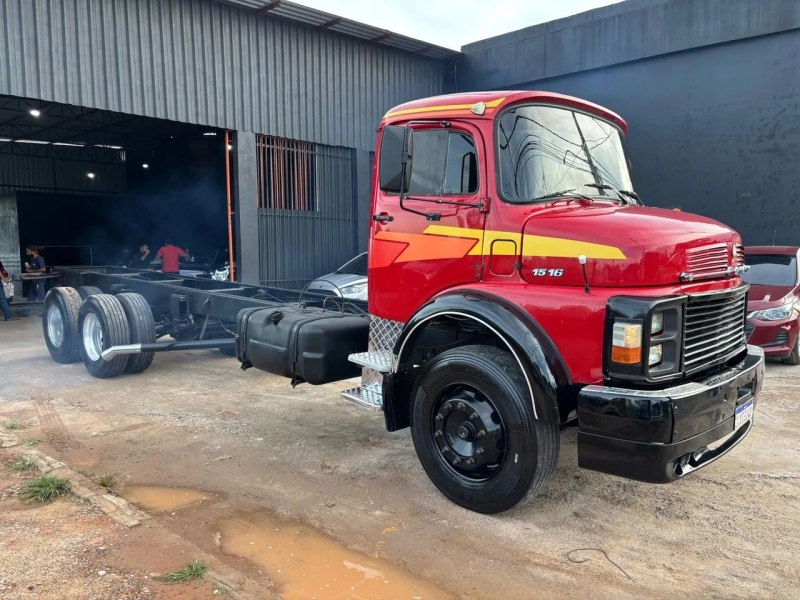 MERCEDES-BENZ L-1519 3-Eixos 2p (diesel)