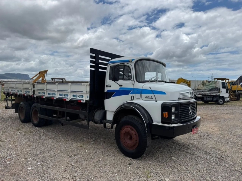 MERCEDES-BENZ L-2013 3-Eixos 2p (diesel)